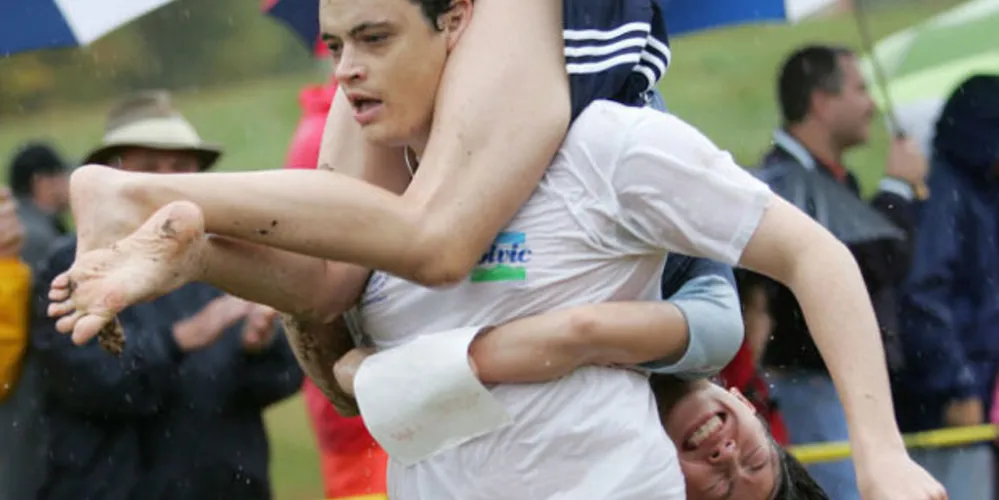 Imagem ilustrativa da imagem Casal finlandês vence corrida bizarra de carregamento de esposa
