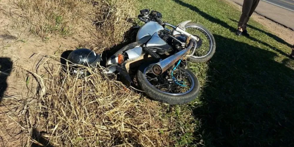 Imagem ilustrativa da imagem Motociclista se acidente e abandona moto na PR-151