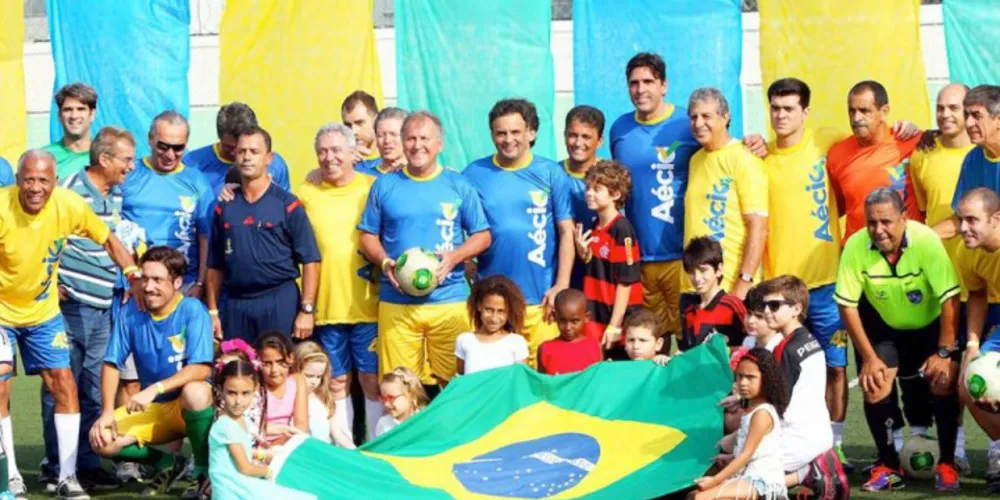 Imagem ilustrativa da imagem Aécio joga futebol e promete incentivo ao esporte