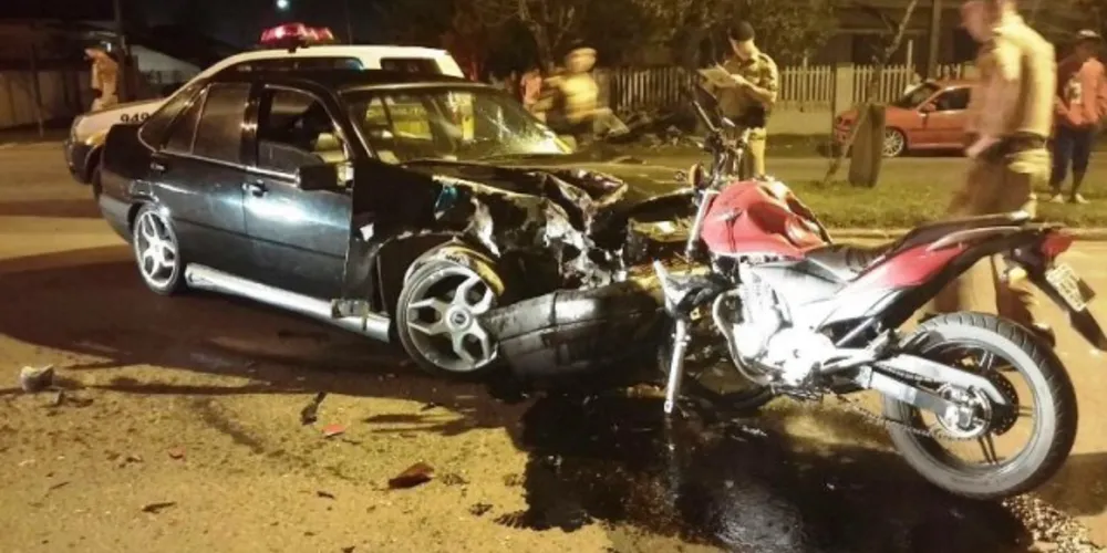 Imagem ilustrativa da imagem Motociclista morre e garupa tem ferimentos graves em acidente