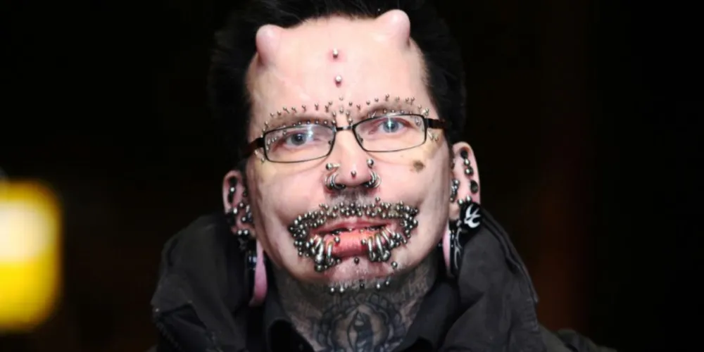 Imagem ilustrativa da imagem Homem com mais piercings do mundo é 'barrado' em aeroporto