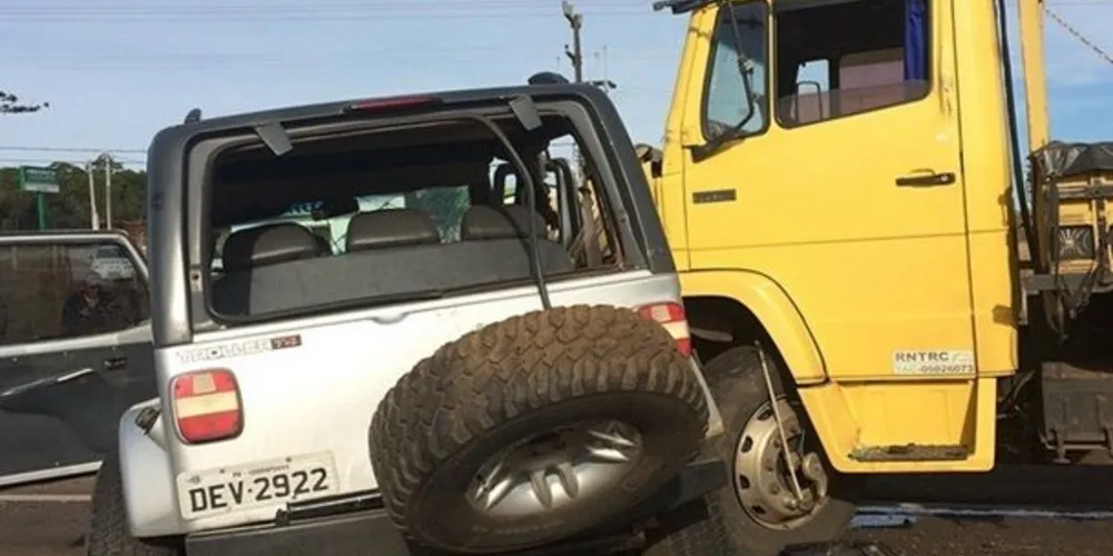 Imagem ilustrativa da imagem Acidente entre caminhão e carro interrompe trânsito na BR-277