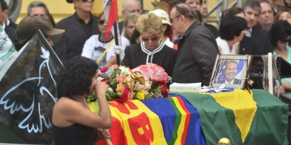 Imagem ilustrativa da imagem Milhares  lotam Praça da República para adeus a Campos