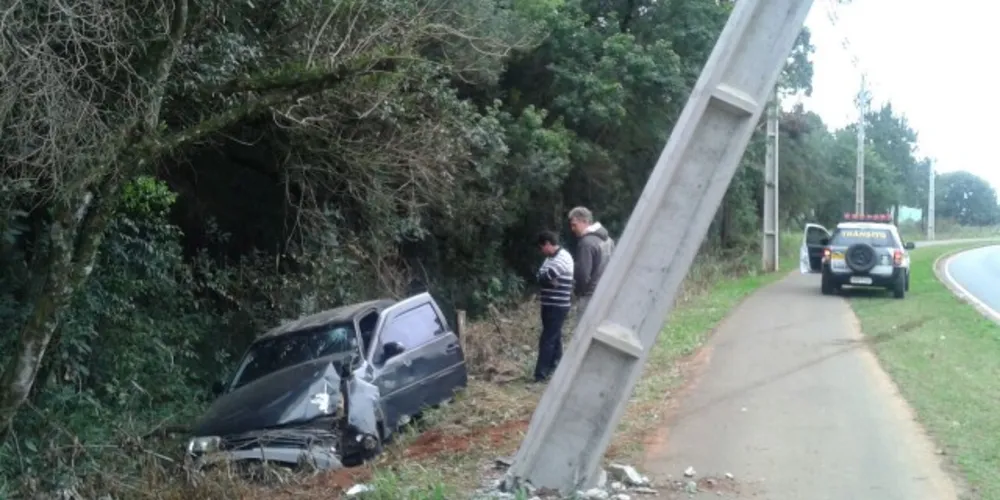 Imagem ilustrativa da imagem Motorista quebra poste e abandona carro
