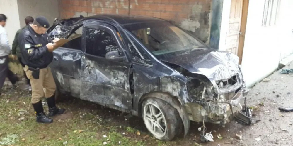 Imagem ilustrativa da imagem Carro capota e invade residência em Ponta Grossa