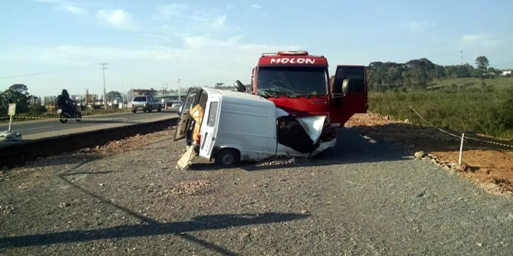 Imagem ilustrativa da imagem Caminhão tanque bate contra Fiorino e provoca duas mortes