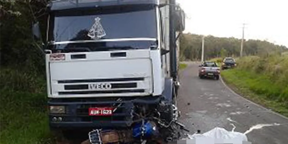 Imagem ilustrativa da imagem Motociclista morre em acidente com caminhão
