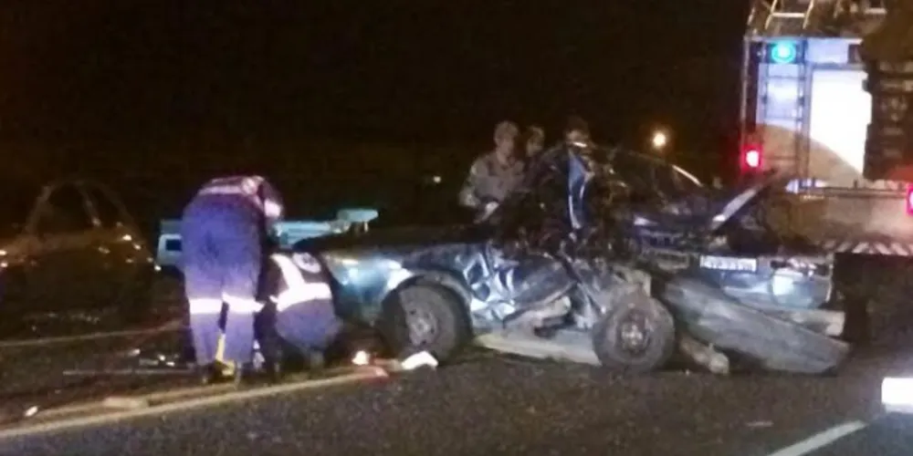 Imagem ilustrativa da imagem Carro bate em caminhão e motorista morre na hora