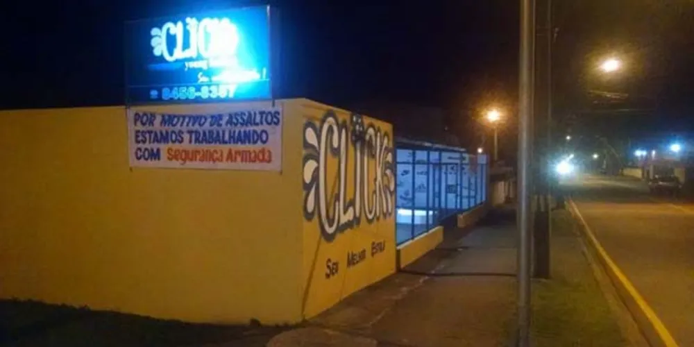 Imagem ilustrativa da imagem Cansado de assaltos, lojista pendura faixa de alerta a ladrões