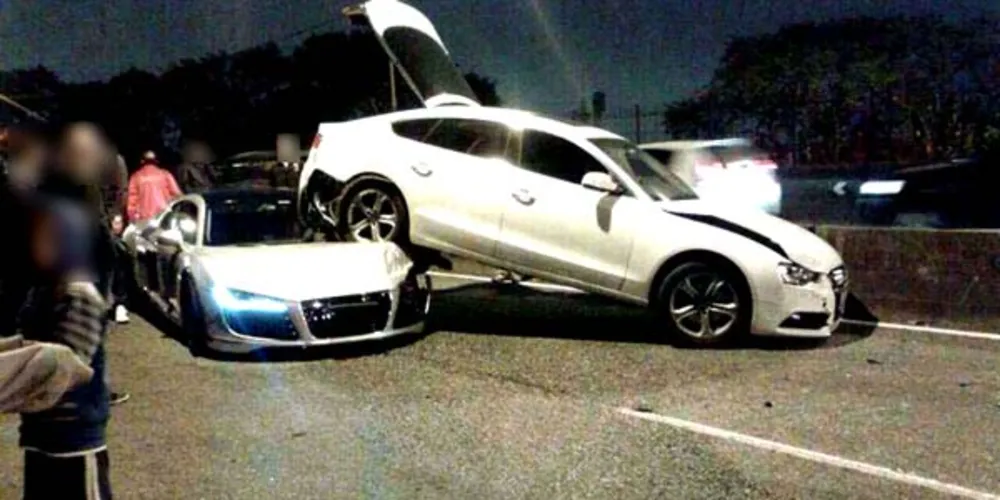 Imagem ilustrativa da imagem Acidente deixa um carro de luxo sobre o outro