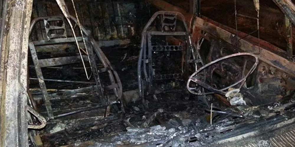 Imagem ilustrativa da imagem Carro 'abandonado' é destruído em incêndio