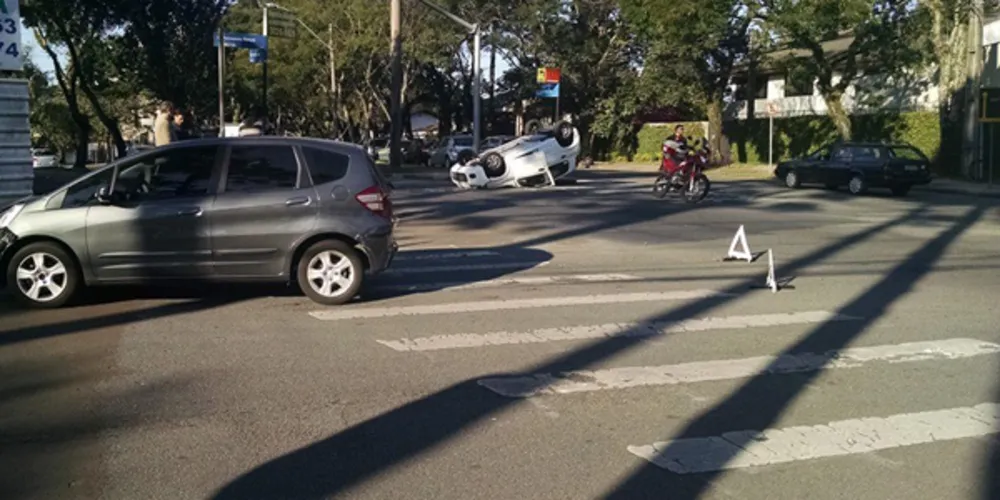 Imagem ilustrativa da imagem Mulher grávida fica ferida após capotar carro ainda sem placas