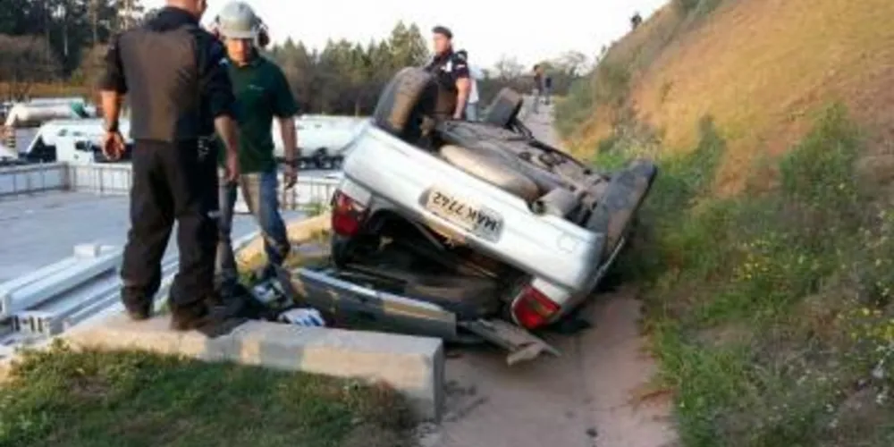 Imagem ilustrativa da imagem Carro despenca de barranco e motorista morre na hora