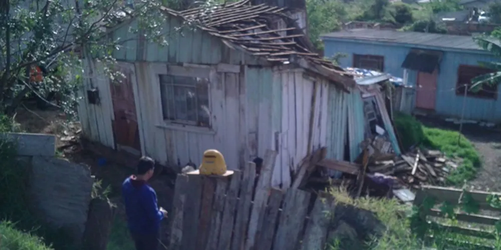 Imagem ilustrativa da imagem Casa desaba e Defesa Civil interdita local