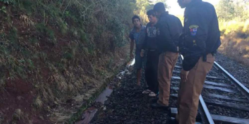 Imagem ilustrativa da imagem Polícia investiga morte de mulher encontrada em valeta