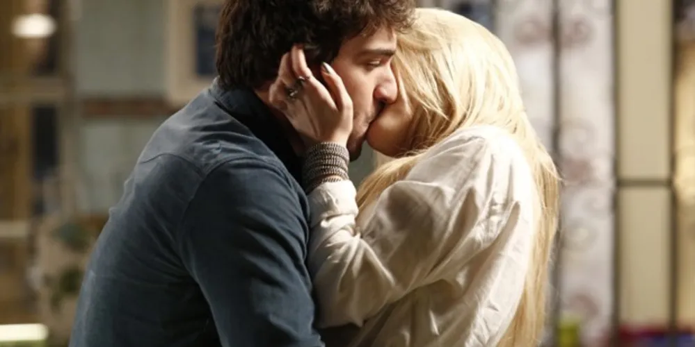 Imagem ilustrativa da imagem Manuela vê Davi e Megan se beijando