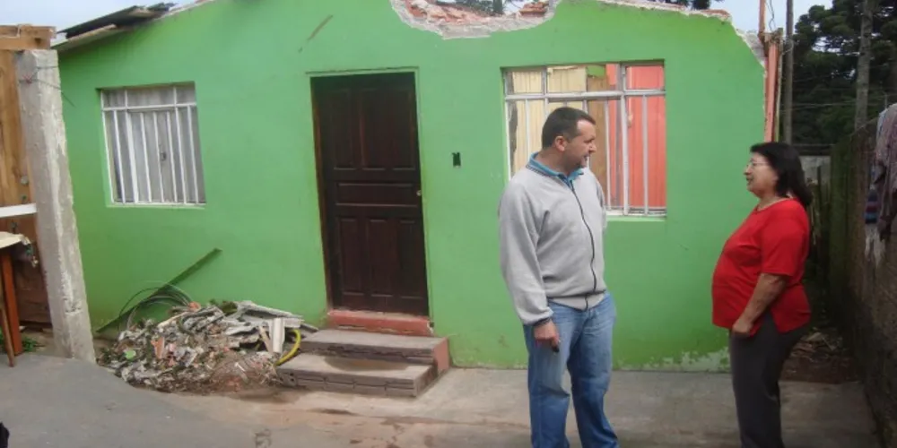 Imagem ilustrativa da imagem Família que teve casa atingida por pinheiro recebe materiais 