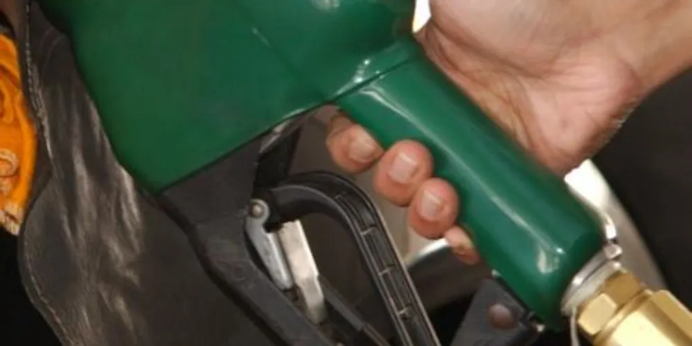 Imagem ilustrativa da imagem Lei determina que carros sejam abastecidos até o limite automático