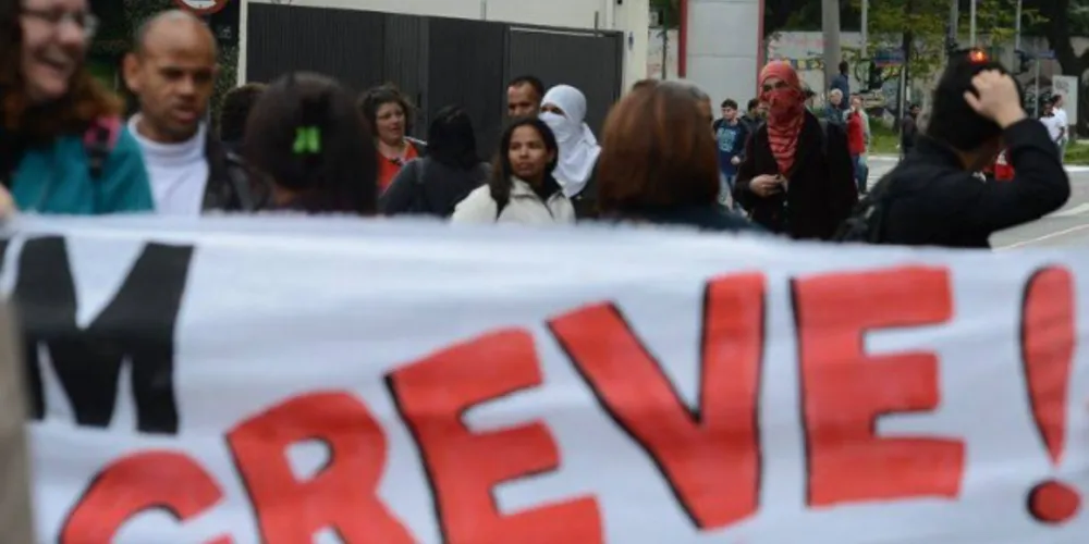 Imagem ilustrativa da imagem Manifestantes e PMs entram em confronto na USP