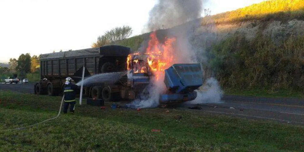 Imagem ilustrativa da imagem Incêndio destrói carreta e mobiliza motoristas