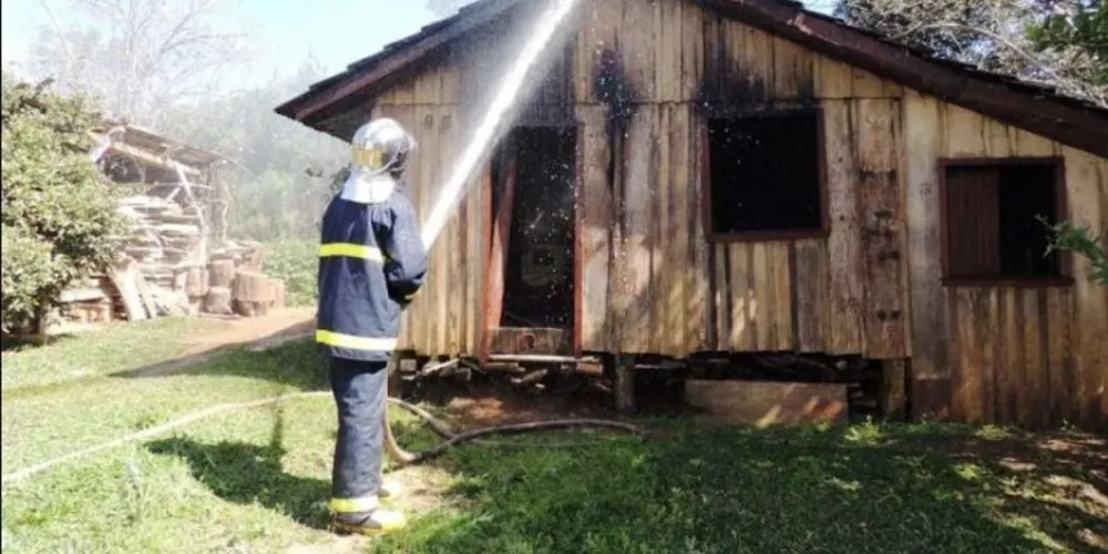 Imagem ilustrativa da imagem Suposto incêndio criminoso destrói casa de madeira