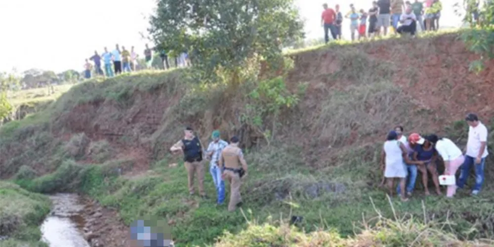 Imagem ilustrativa da imagem Rapaz é encontrado morto a tiros em estrada