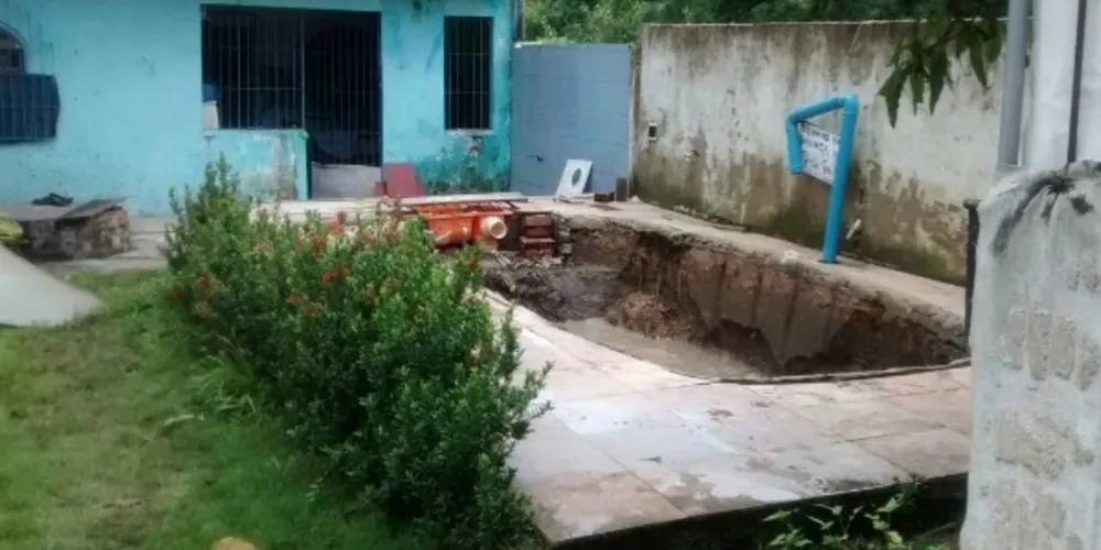 Imagem ilustrativa da imagem Ladrões invadem casa e furtam piscina de 15 mil litros