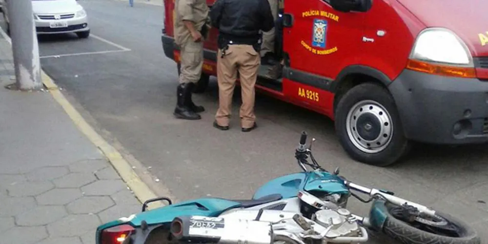 Imagem ilustrativa da imagem Motociclista sofre acidente ao fugir da polícia