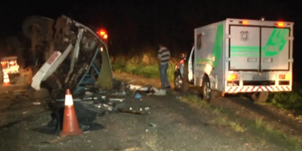 Imagem ilustrativa da imagem Ônibus batem de frente e três pessoas morrem