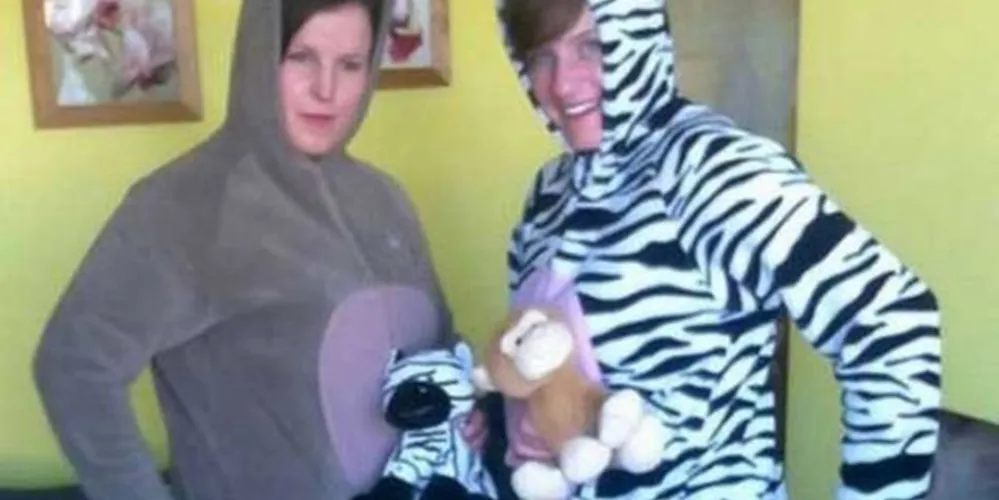 Imagem ilustrativa da imagem Policiais vestidas como macaco e zebra prendem bandido e recebem homenagens