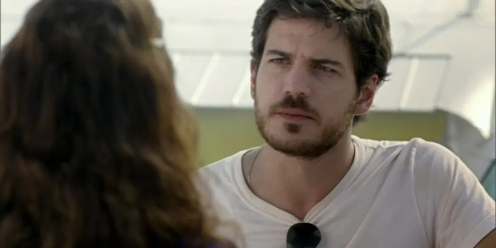 Imagem ilustrativa da imagem Rafael se aproxima para beijar Sandra, mas ela se esquiva
