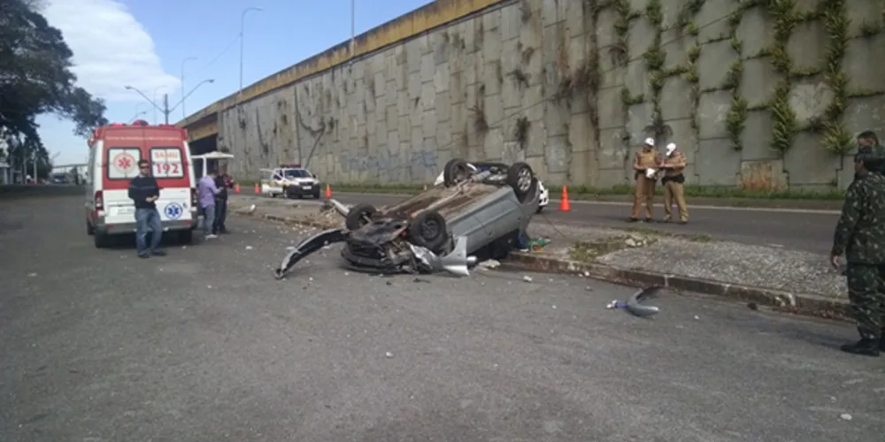 Imagem ilustrativa da imagem Carro capota e motorista vai para delegacia com CNH suspensa
