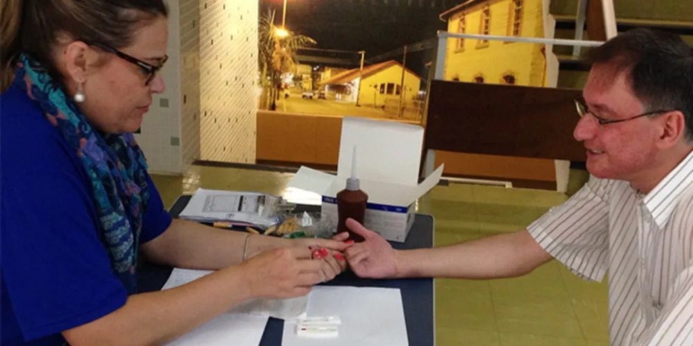 Imagem ilustrativa da imagem Servidores fazem teste rápido de hepatite no ‘Ônibus da Saúde'