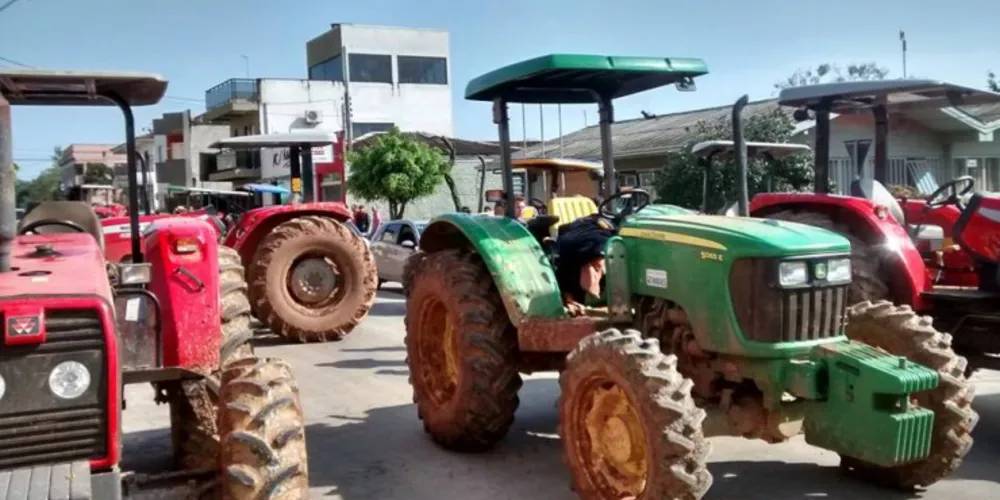 Imagem ilustrativa da imagem 'Tratoraço' de agricultores fecha rua da Prefeitura