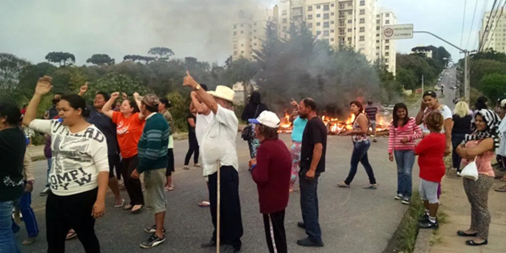 Imagem ilustrativa da imagem À espera de moradia, moradores fecham rua em protesto