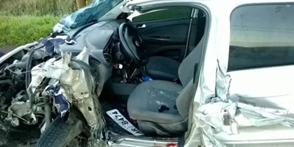 Imagem ilustrativa da imagem Batida destrói carro e deixa motorista ferido na PR-160