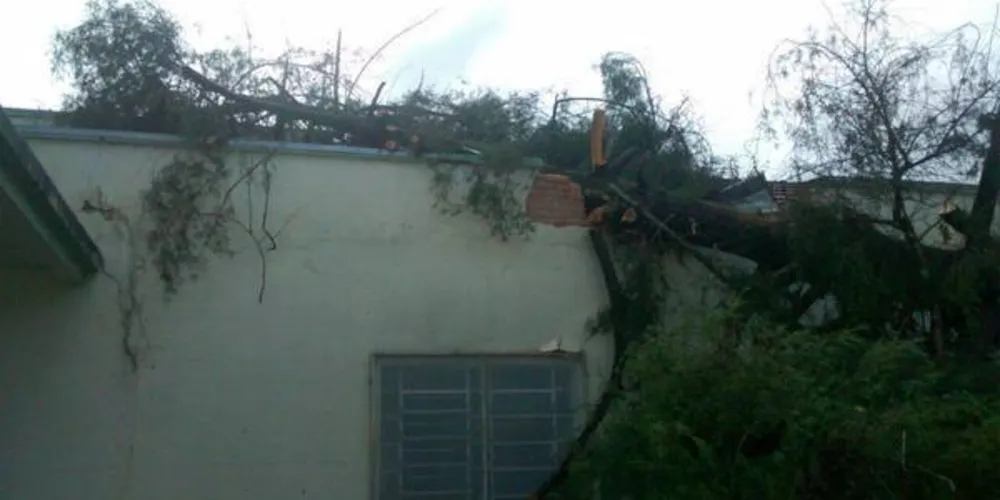 Imagem ilustrativa da imagem Chuva e ventos fortes causam estragos no Hospital de Tibagi