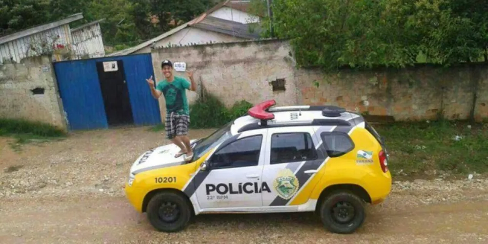 Imagem ilustrativa da imagem Rapaz sobe em viatura da PM, faz foto e publica no Facebook