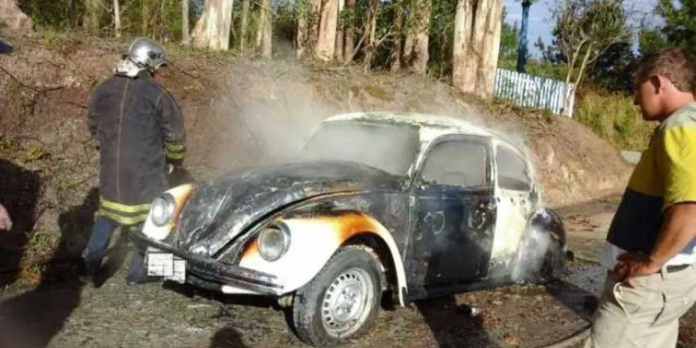 Imagem ilustrativa da imagem Incêndio destrói carro de padre em minutos