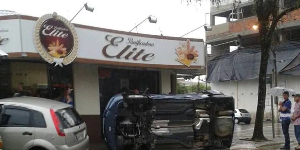Imagem ilustrativa da imagem Carro quase invade padaria após acidente