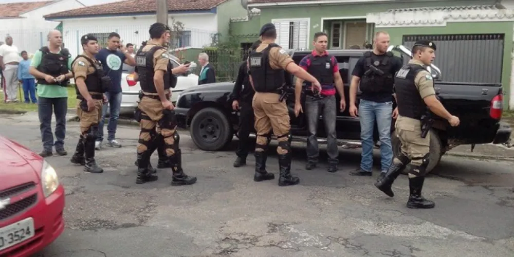 Imagem ilustrativa da imagem Bandidos com metralhadora trocam tiros com polícia