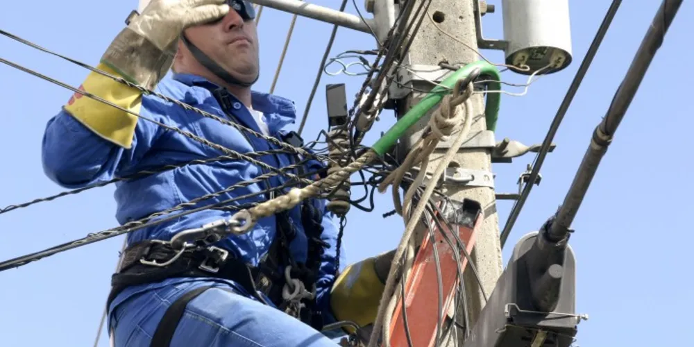 Imagem ilustrativa da imagem Copel mobiliza 900 eletricistas para recuperar sistema elétrico