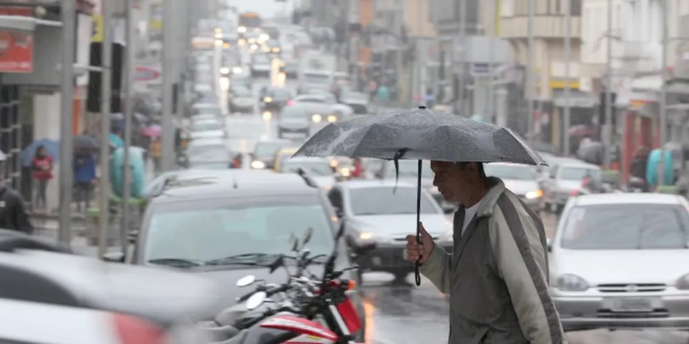 Imagem ilustrativa da imagem Chuva intensa 'anoitece' PG às 9h e gera transtornos