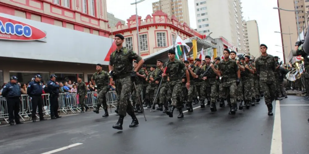 Imagem ilustrativa da imagem Desfile de 7 de Setembro lota Avenida Vicente Machado