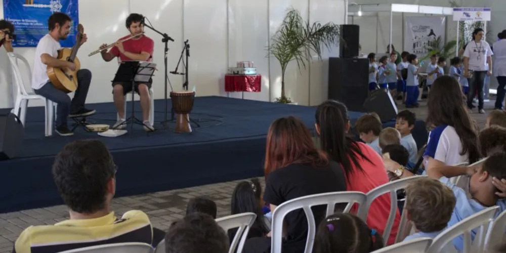 Imagem ilustrativa da imagem Apresentações musicais enriquecem palco da Feira do Livro