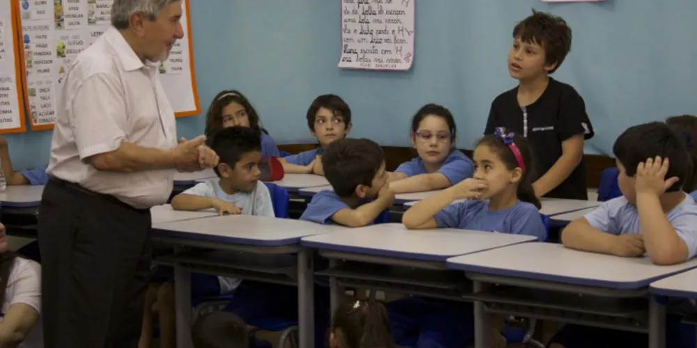 Imagem ilustrativa da imagem Fundador da Editora Cortez visita escolas em Ponta Grossa