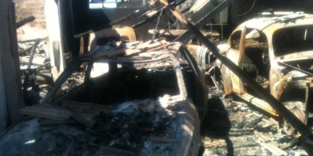 Imagem ilustrativa da imagem Incêndio em oficina destrói dez carros em Telêmaco Borba