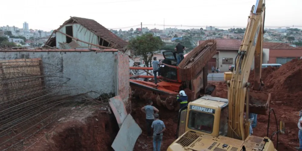 Imagem ilustrativa da imagem Máquina cai sobre casas e moradores saem ilesos