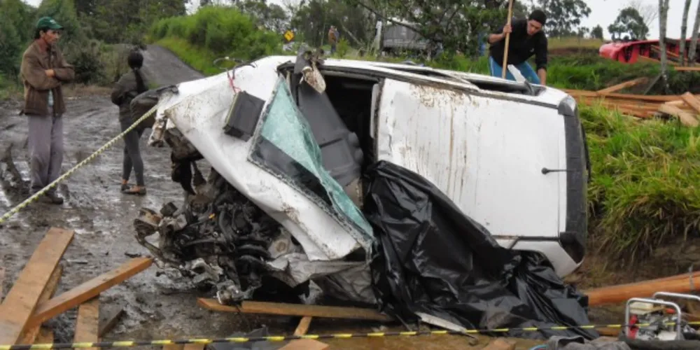 Imagem ilustrativa da imagem Taxista morre ao bater em carga espalhada na pista
