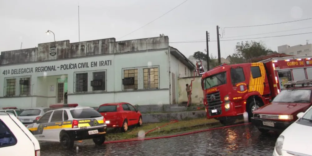 Imagem ilustrativa da imagem Presos brigam dentro de cadeia e colocam fogo em colchões